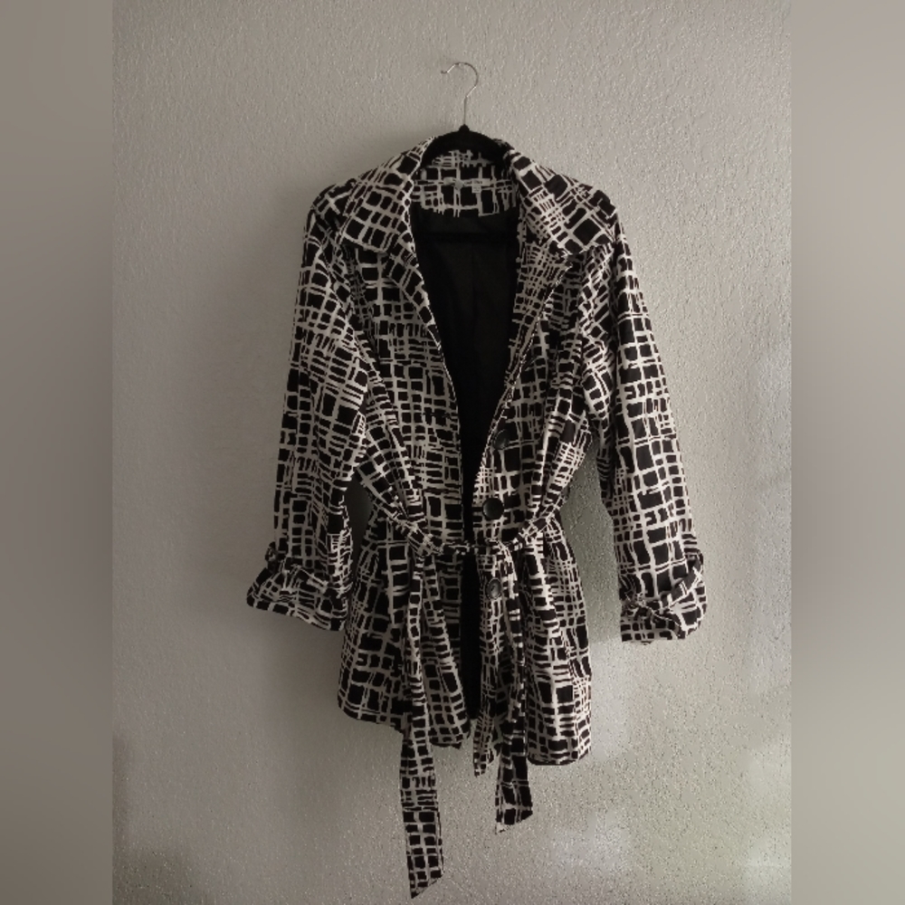 Appraisal Plus jacket/trench coat with sash-tie. 2x. Black/white print.
